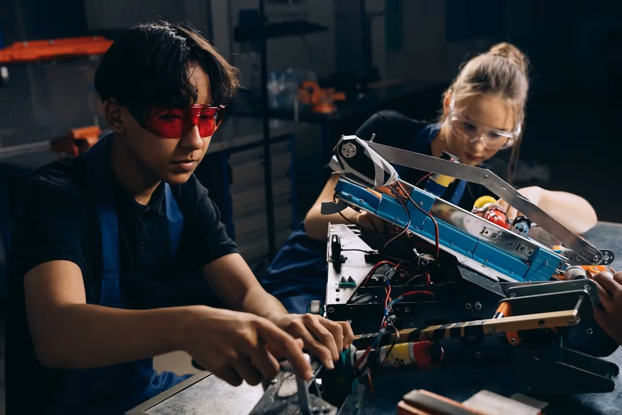 Top Colleges in Syracuse for STEM, Arts, Business: Diverse students studying together.