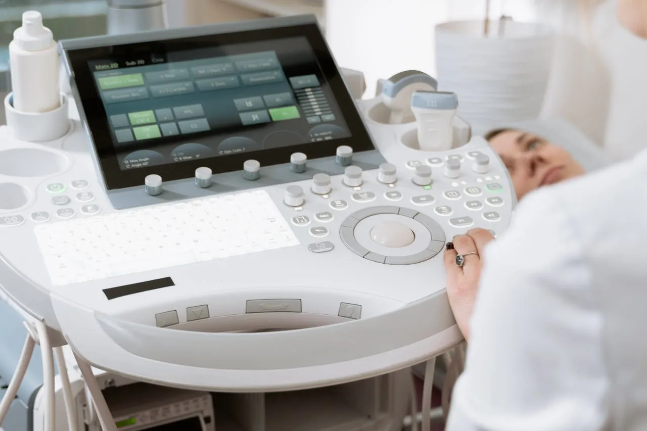 Healthcare students learning ultrasound imaging techniques.