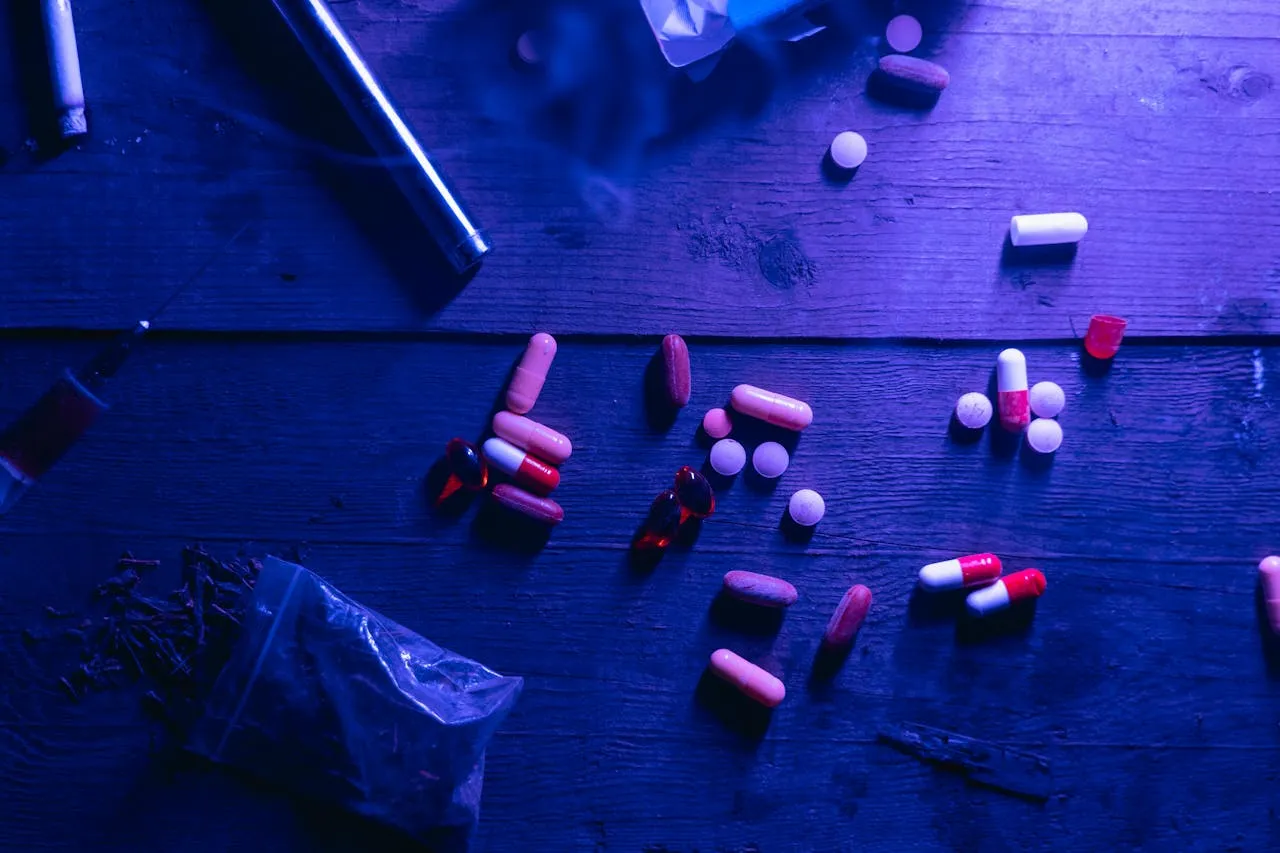 Woman counseling man on addiction recovery.