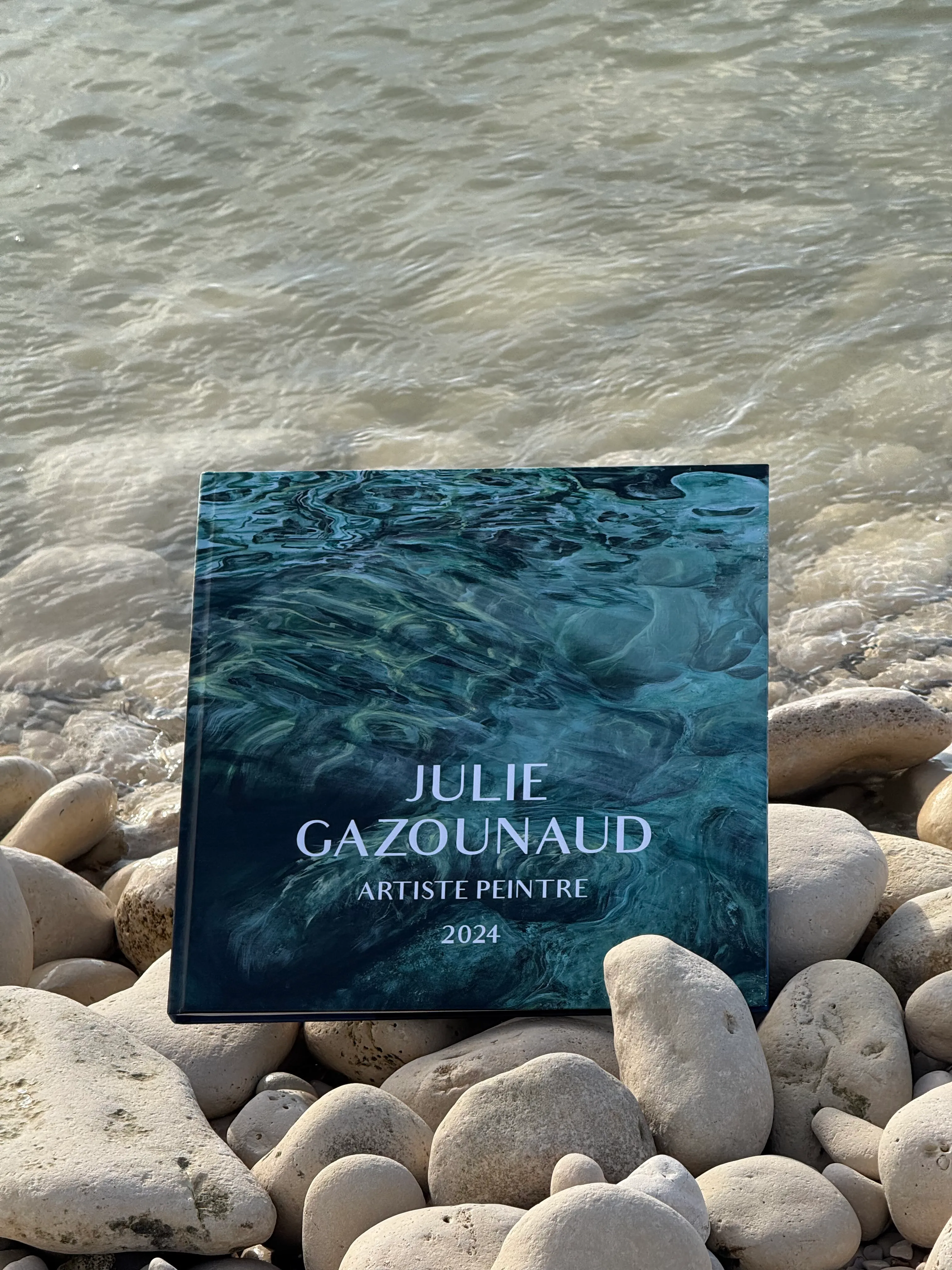 Livre Julie Gazounaud sur plage de galets