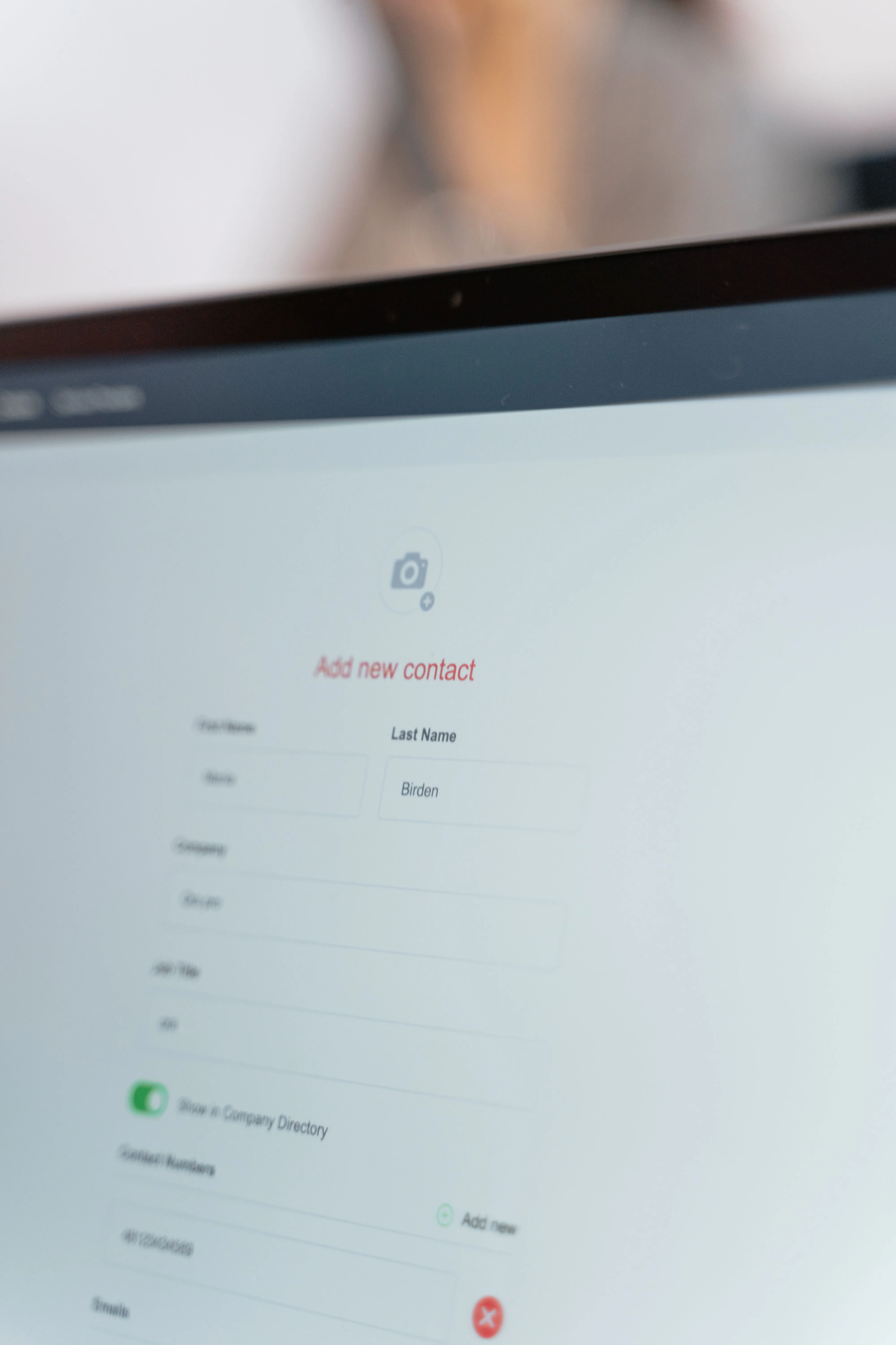 Écran d'ordinateur affichant un formulaire pour ajouter un nouveau contact avec nom Birden.