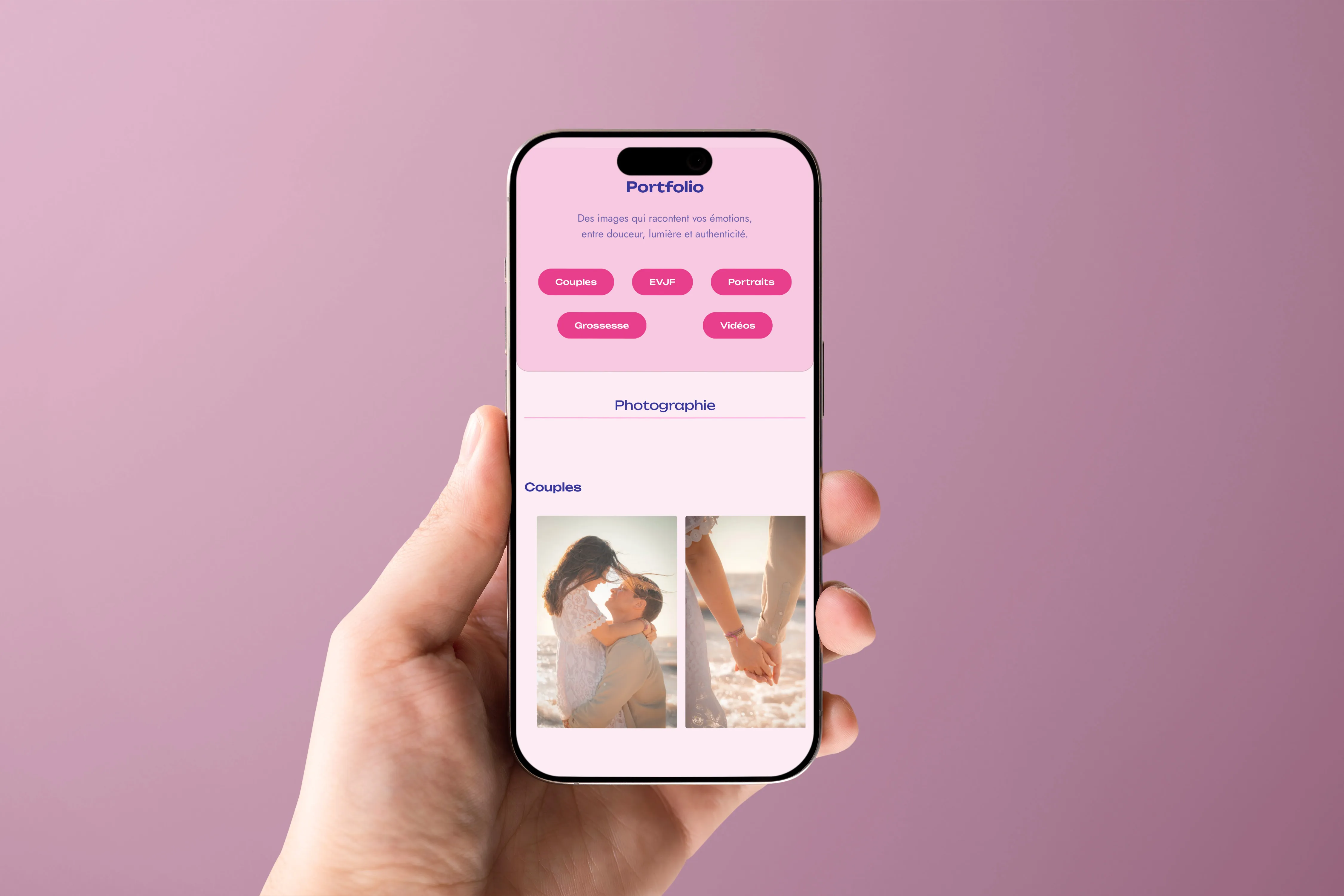 Mockup du site Améthyste Studio affiché sur smartphone, page d'accueil avec le titre Capturer vos émotions les plus précieuses