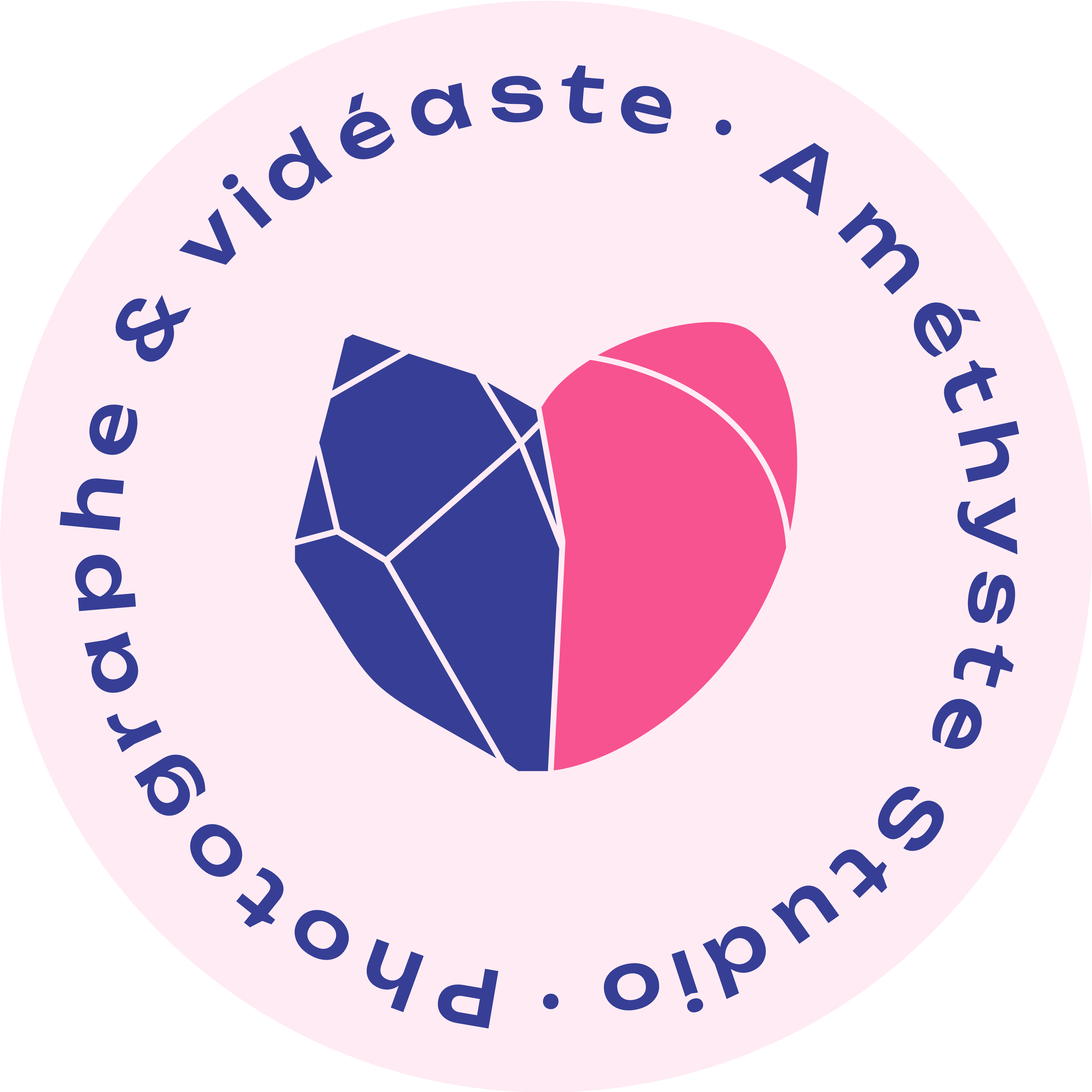 Déclinaison du logo Améthyste Studio en pastille circulaire, cœur violet et rose sur fond rose pâle.