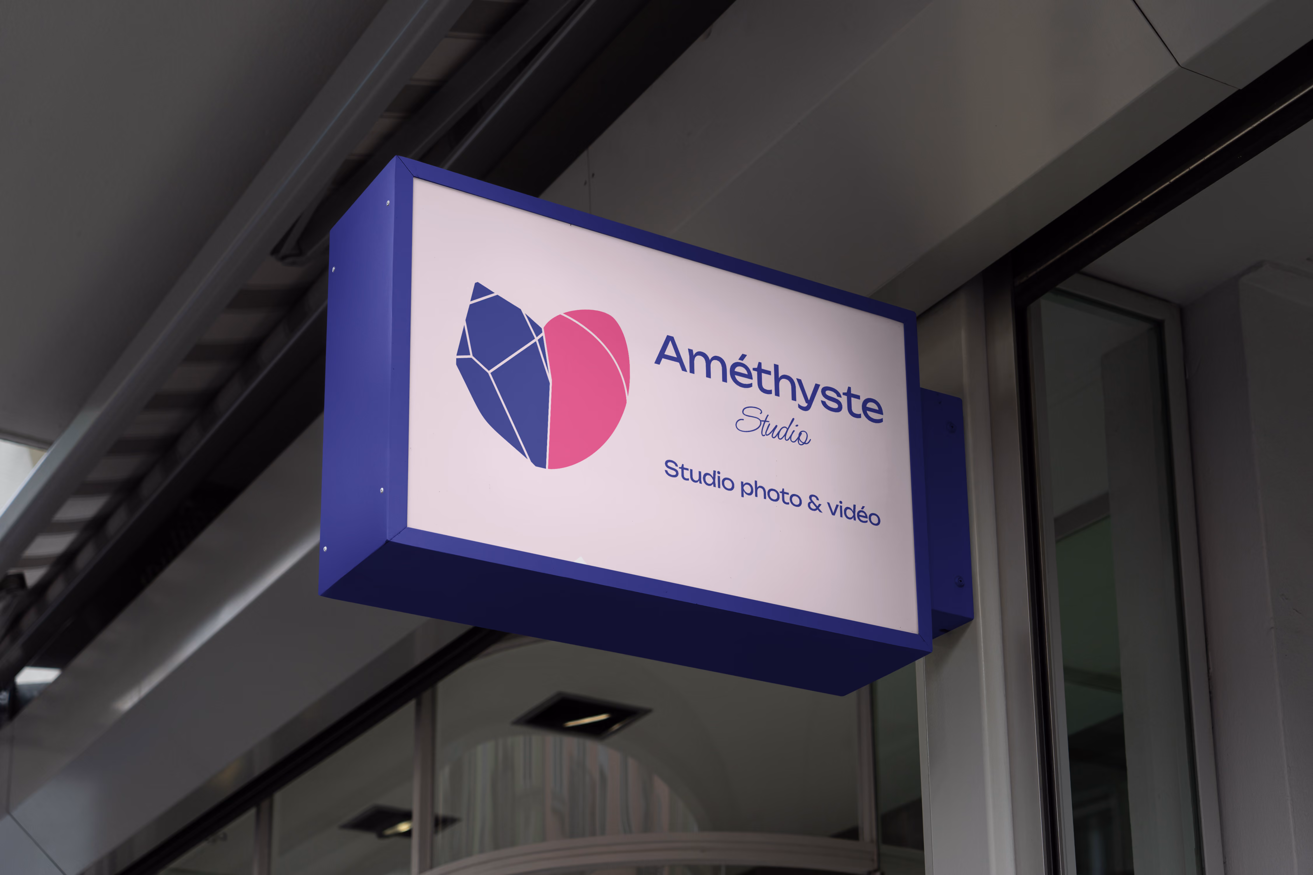 Enseigne murale bleu violet du studio Améthyste, avec logo cœur et mention Studio photo & vidéo.
