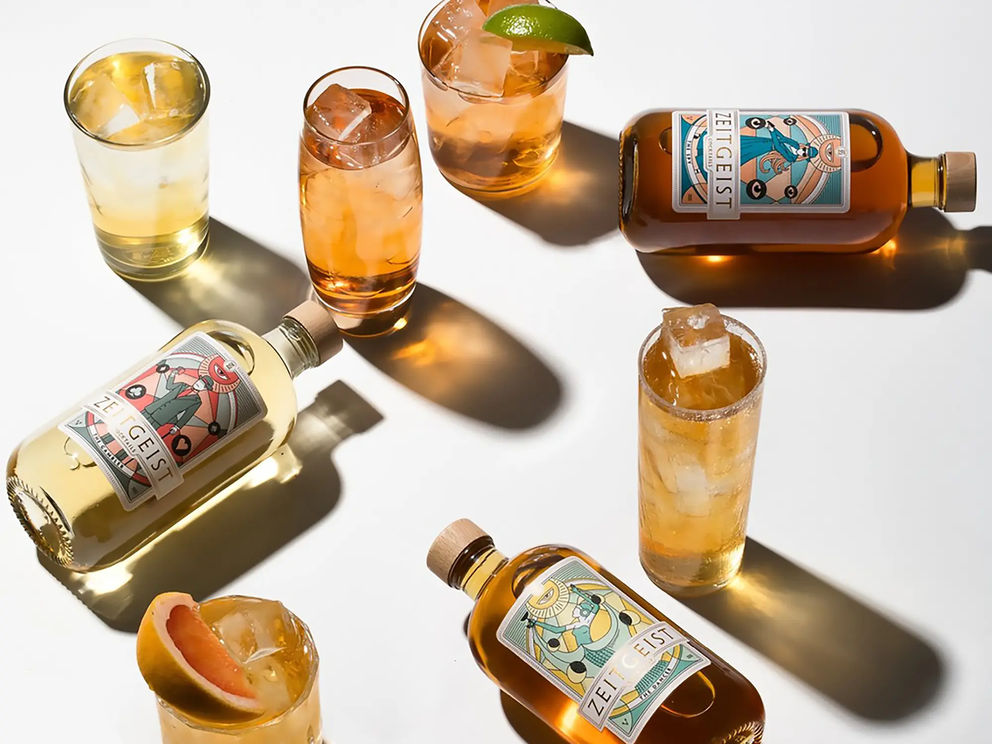 Zeitgeist Cocktails Flaschen und Gläser mit Drinks