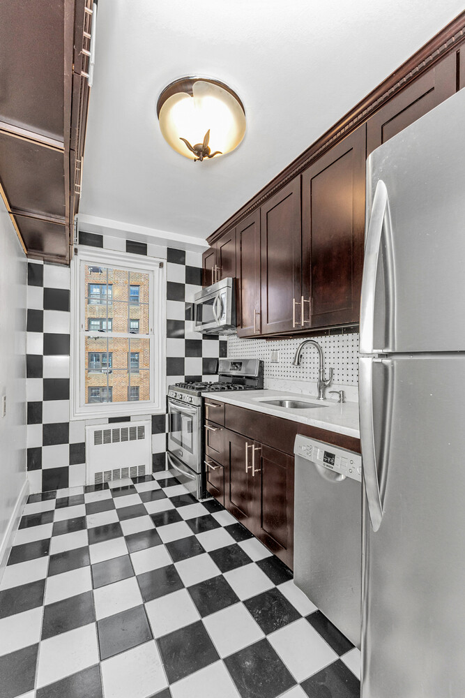 140-21 Burden Cres #306