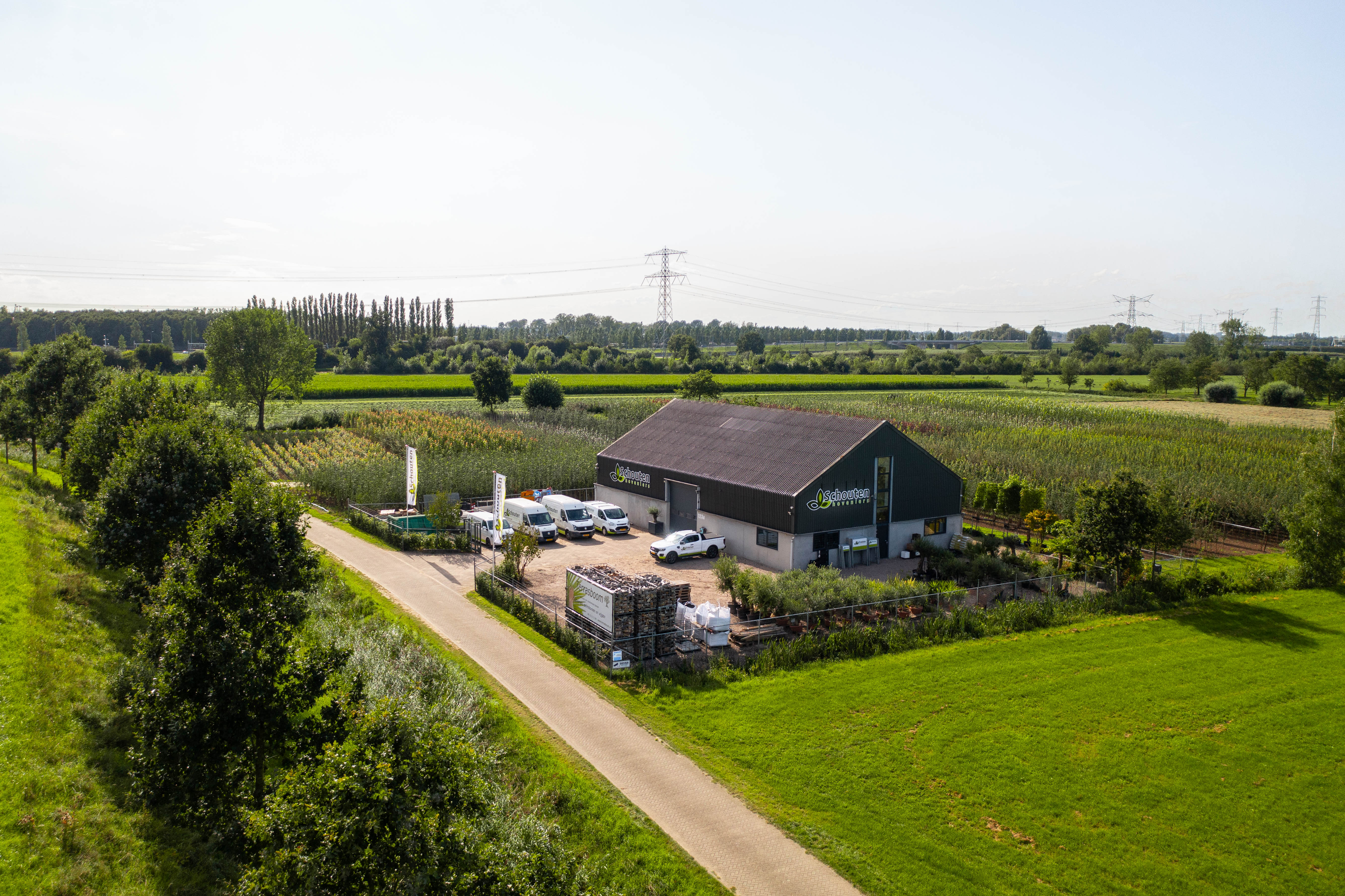 Het bedrijf van Schouten Hoveniers in Valburg van bovenaf