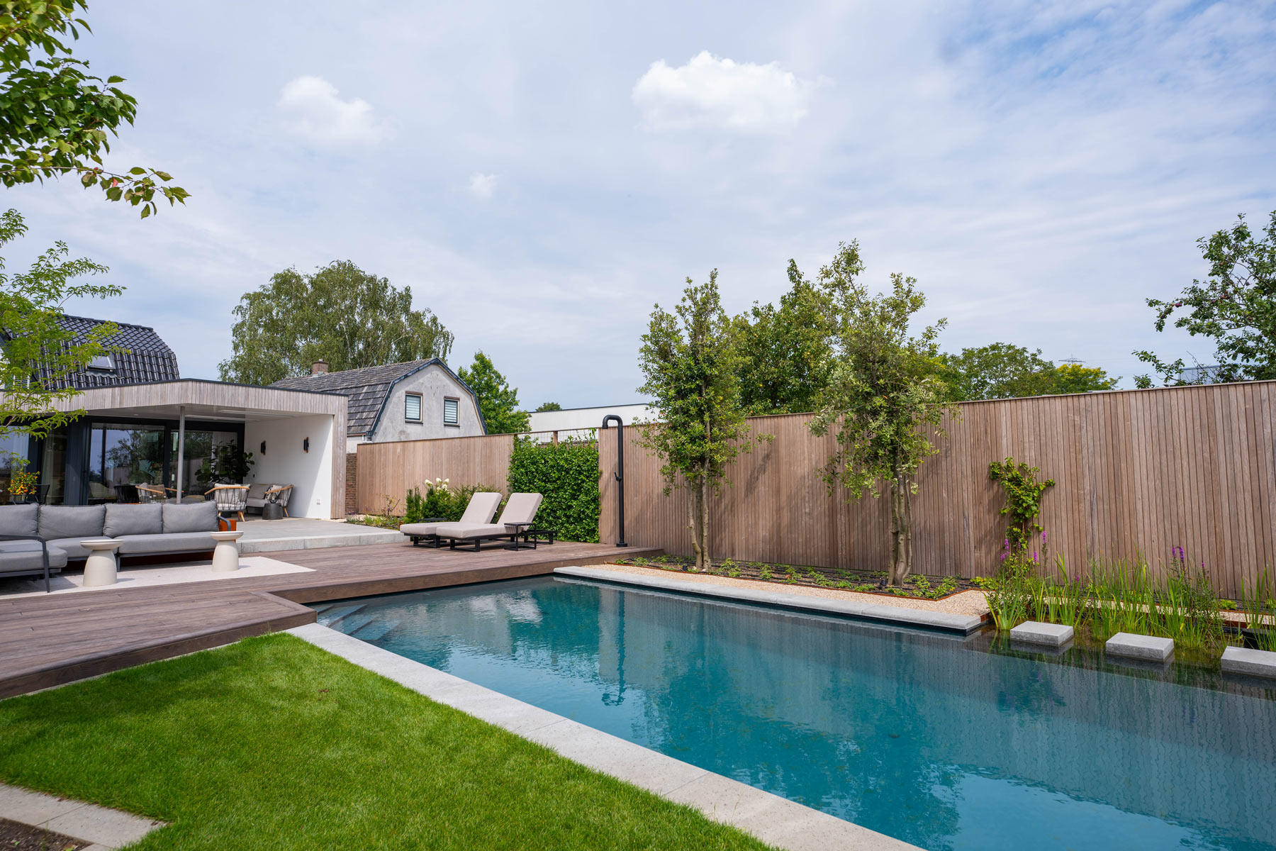 Moderne tuin met zwemvijver in Elst, sfeerbeeld