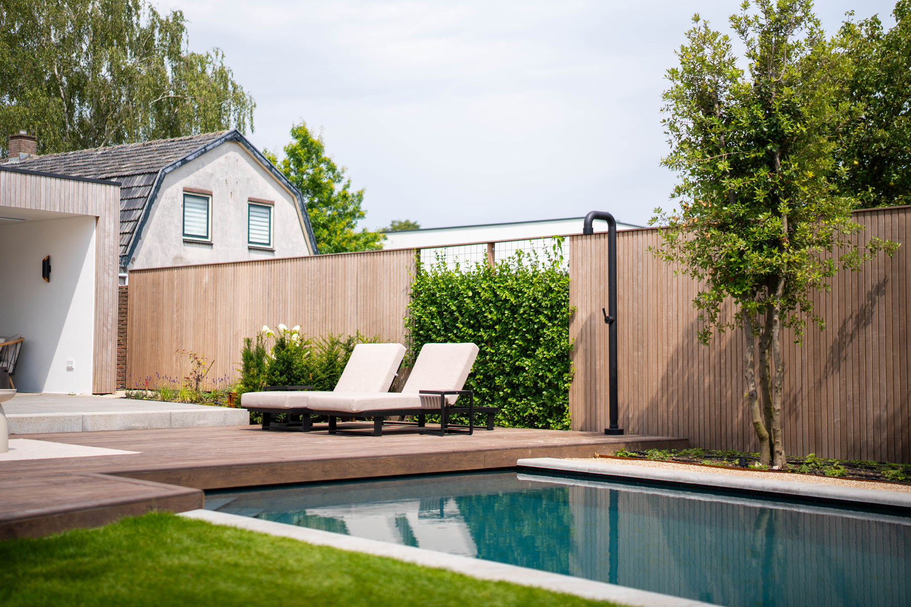 Moderne tuin met zwemvijver in Elst, detail