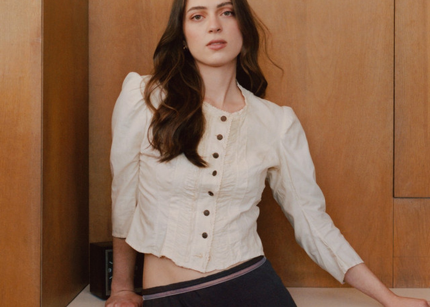 Lizzy McAlpine photo (7:5) for The light in the painting