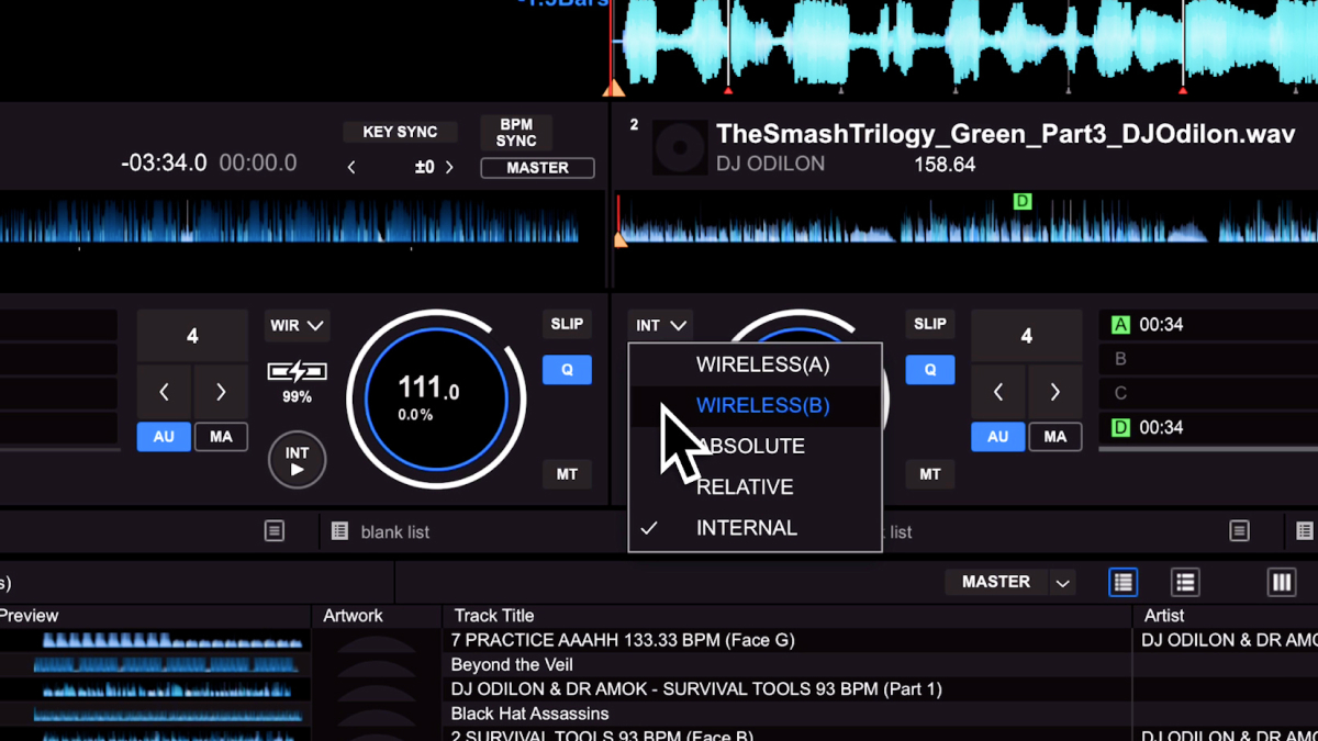 Alt : The WIRELESS mode and battery display in the rekordbox interface