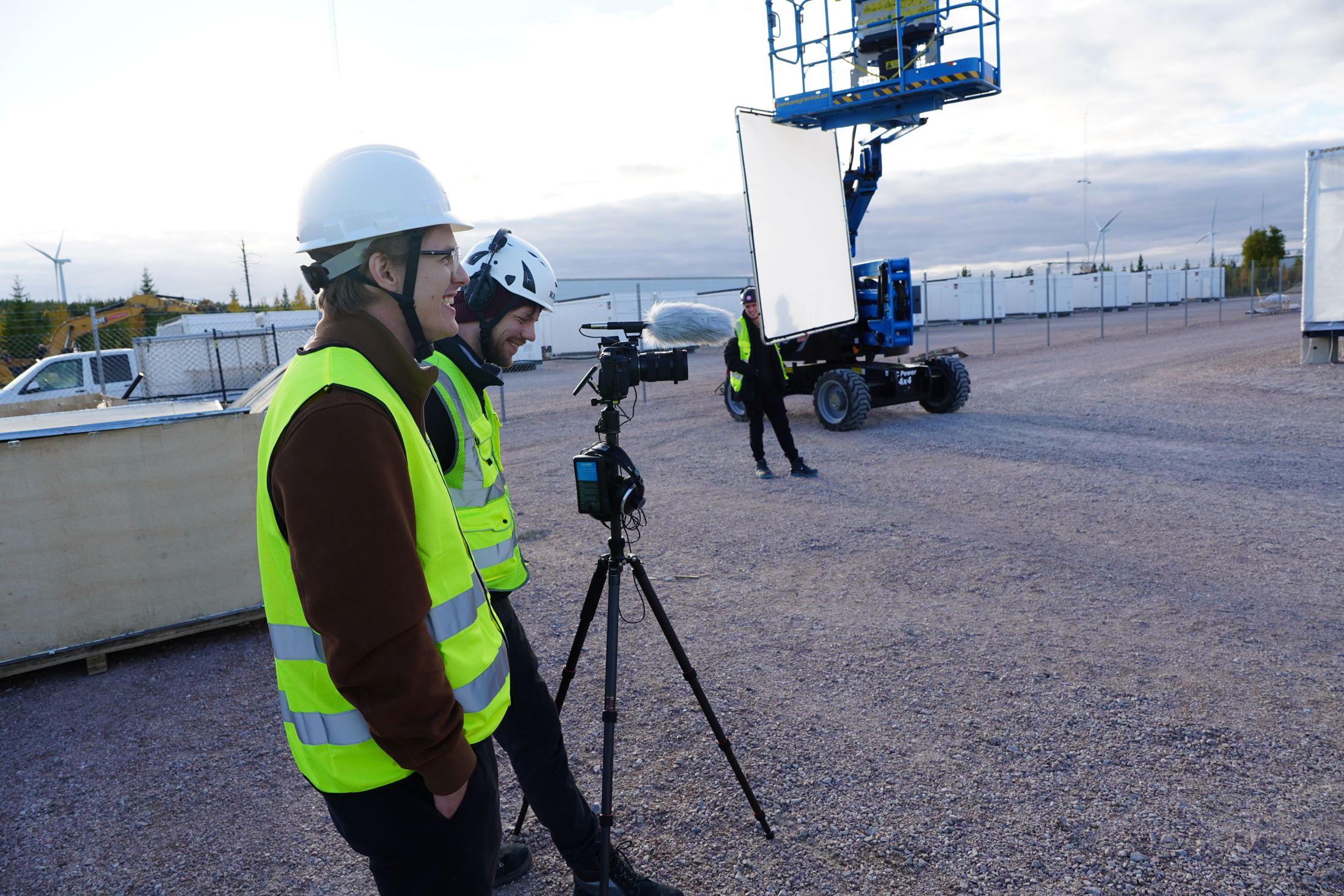 Interview-Dreh mit Kamera und Licht auf der Baustelle