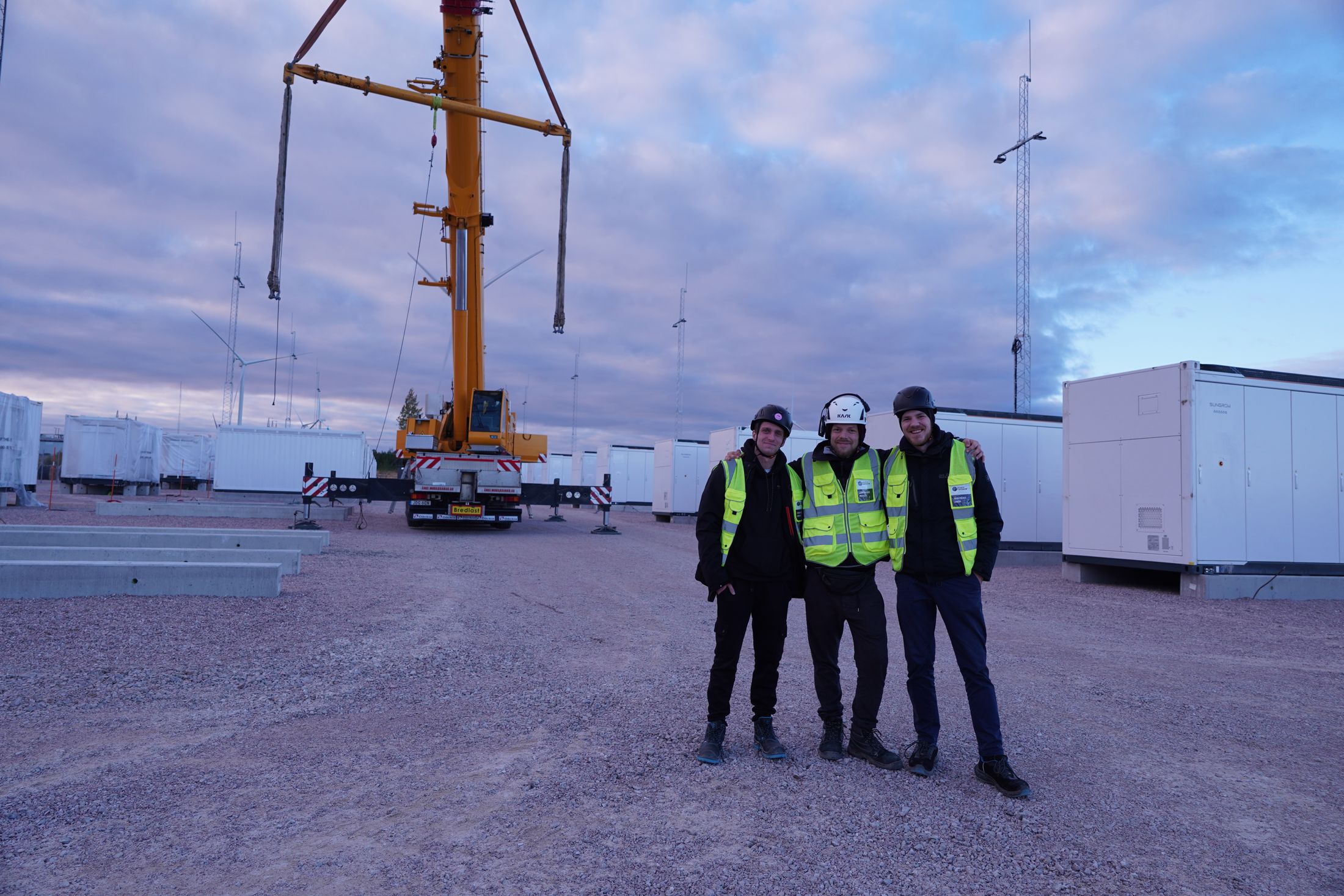 Das RONDES-Team vor Kran und Speichercontainern