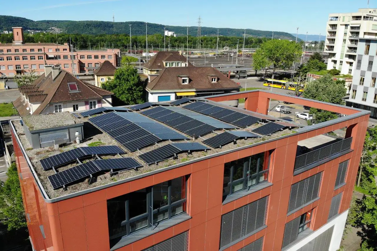 Aufdachanlage und Ladestation AGEBA Muttenz