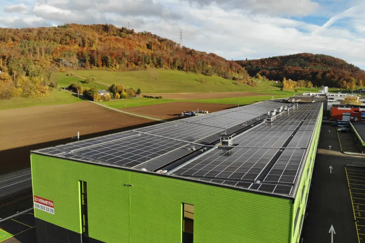 Aufdachanlage auf dem GreenPlaces Gebäude in Bubendorf