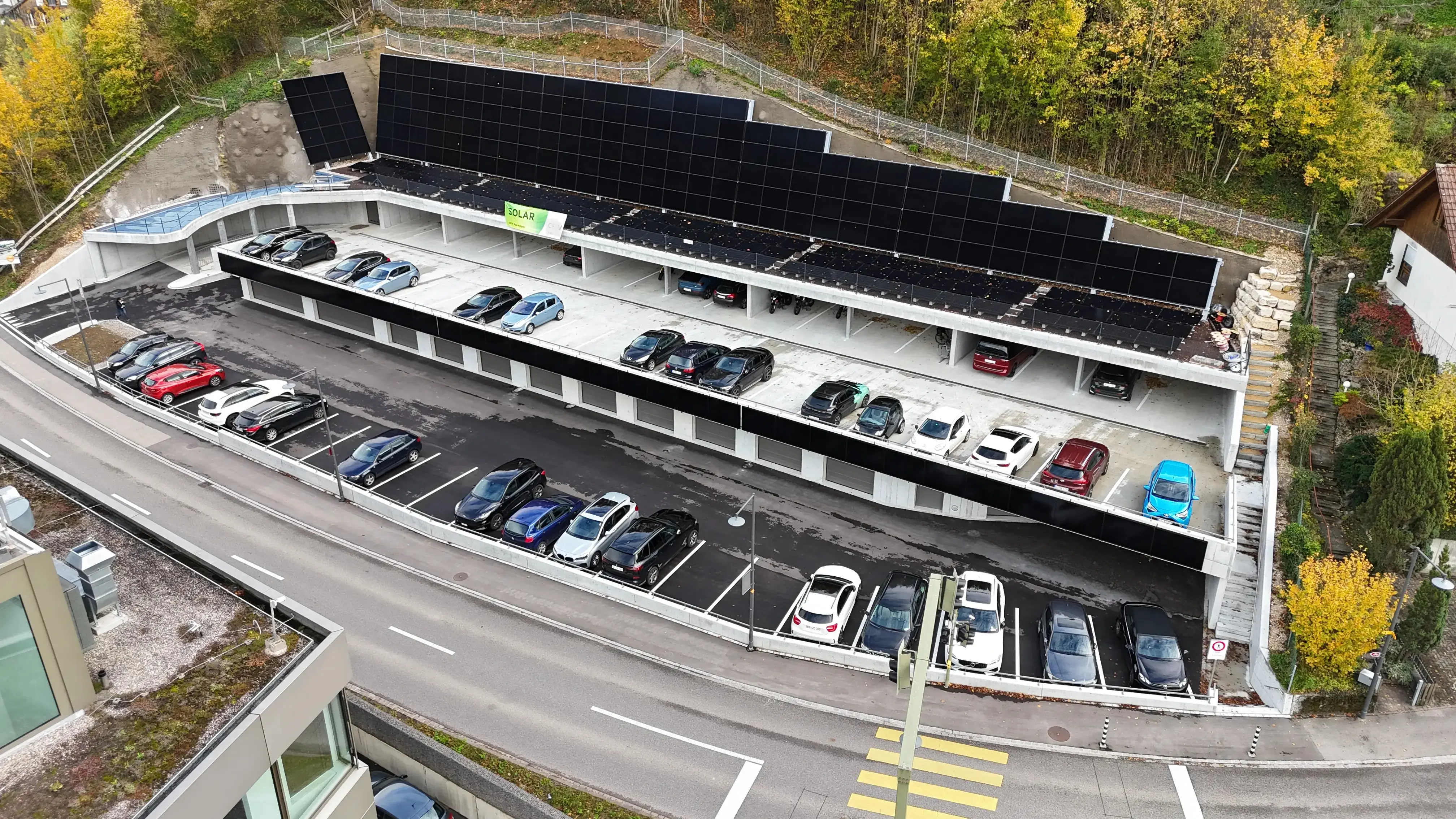Parkhaus mit PV-Anlage & Ladestationen