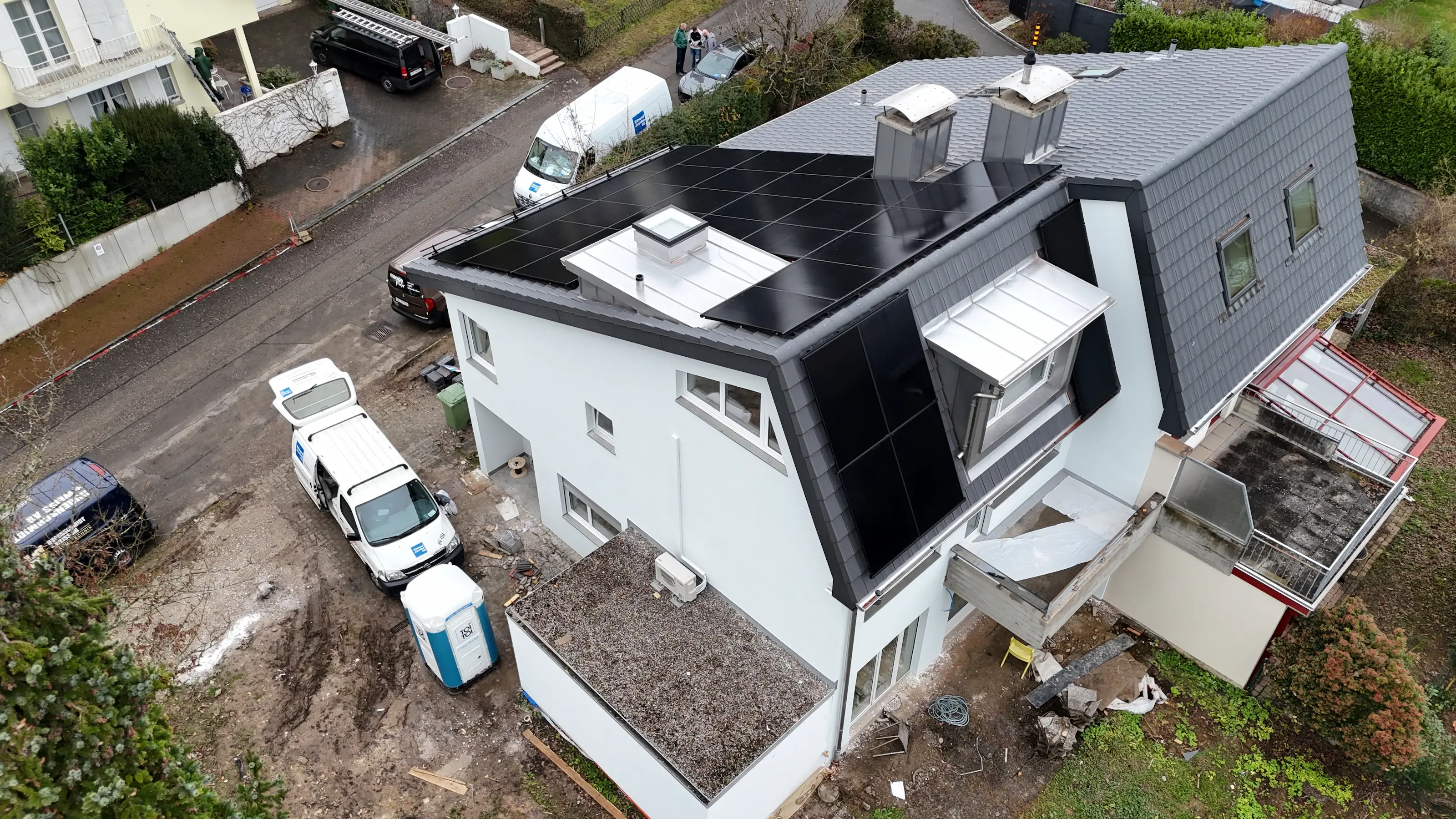 PV-Anlage auf modernem Wohnhaus Neubau. 2 Dachseiten mit full black Modulen Aufdach belegt. 