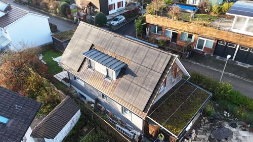 Photovoltaikanlage auf einem Einfamilienhaus in Liestal mit Batteriespeicher und Ladestation mit Überschusssteuerung