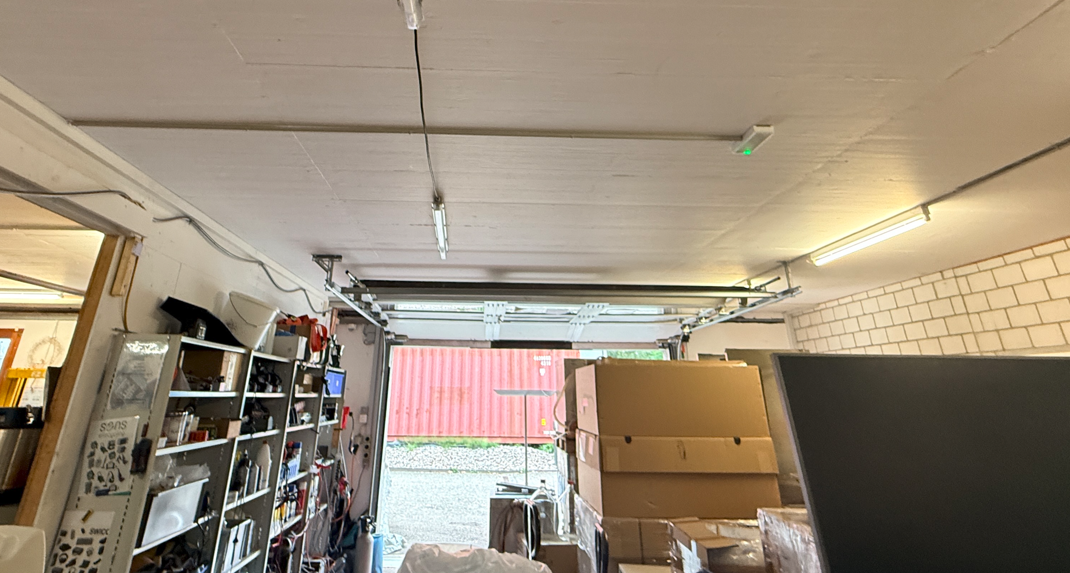 Neue Fluchtwegleuchte in Fluchtweg