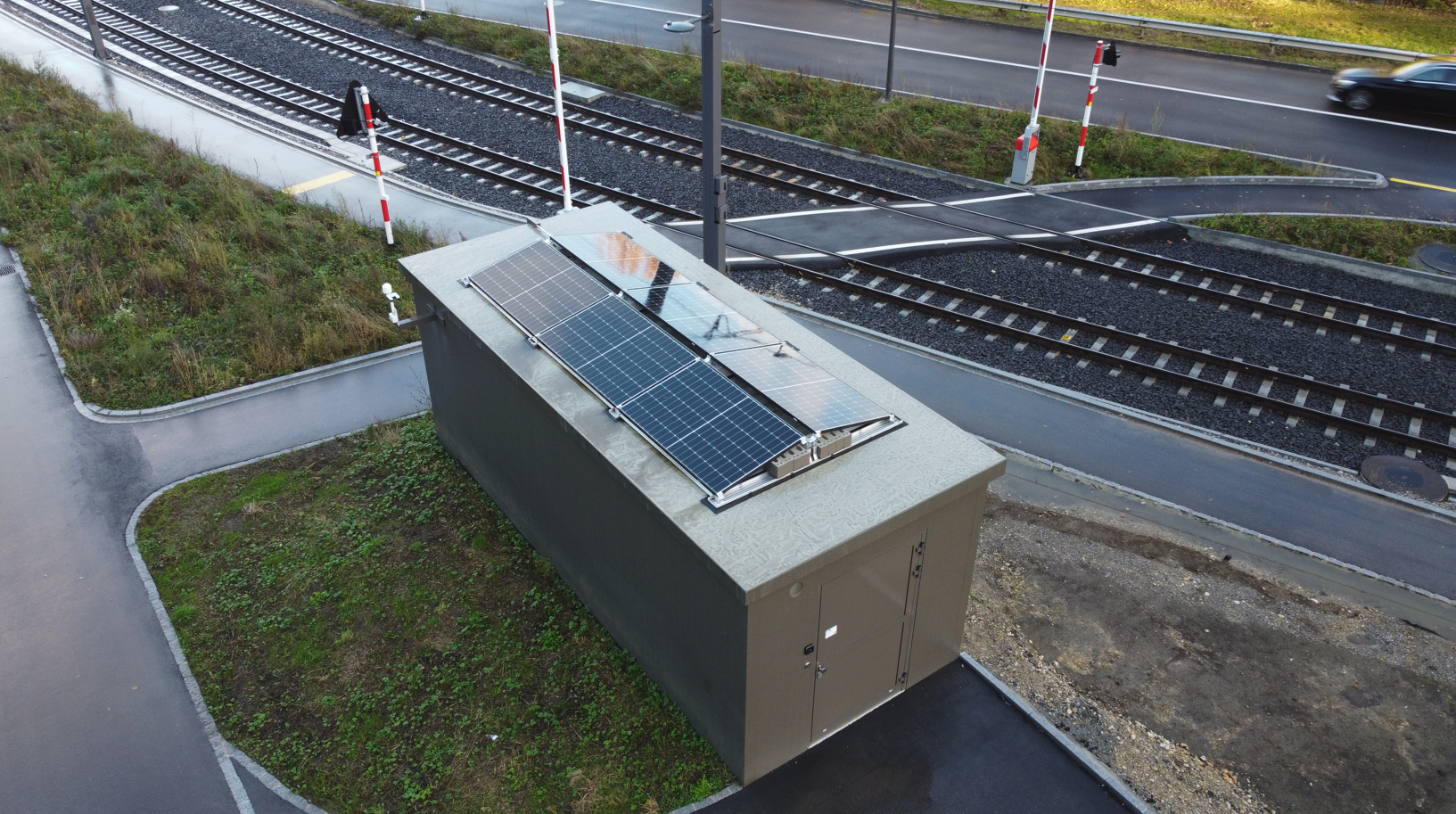 Sanierung von Technikkabine mit PV-Anlage auf Dach