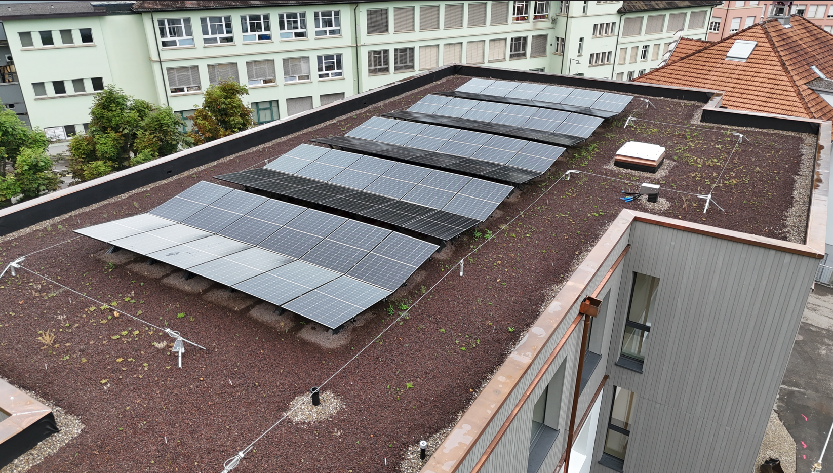 Übersicht PV-Anlage Drohnensicht nah