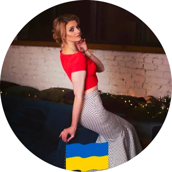 жінка сидить на синьому дивані