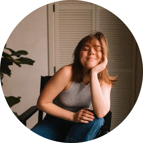 жінка сидить у кріслі з заплющеними очима