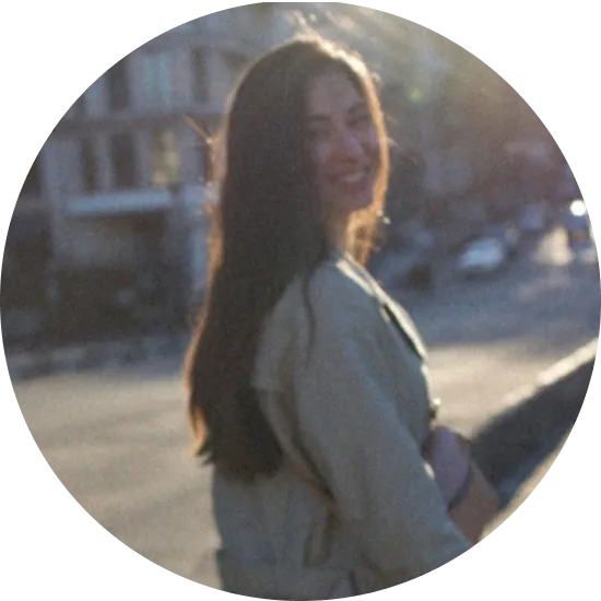 жінка з довгим волоссям 