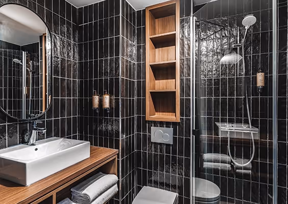 Chambre avec vue non dégagée salle de douche hôtel marielle val thorens