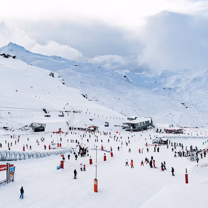Montagnes enneigée activité ski à Val Thorens