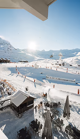 Terrasse bar restaurant sur la neige Hôtel Marielle de Val Thorens