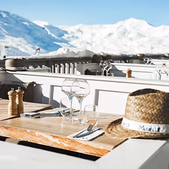 Terrasse du Marielle avec un chapeau