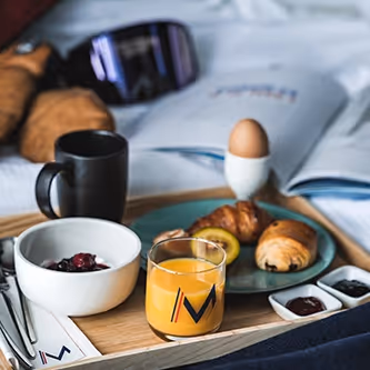 Petit déjeuner sur lit Hôtel Marielle de Val Thorens