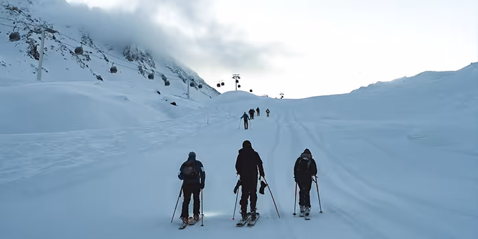 Sortie ski de randonnée, au matin à Val Thorens depuis l'Hôtel Marielle