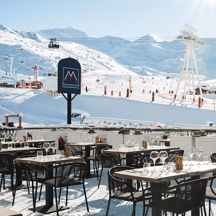 La terrasse du restaurant le M avec une vue sur les pistes 