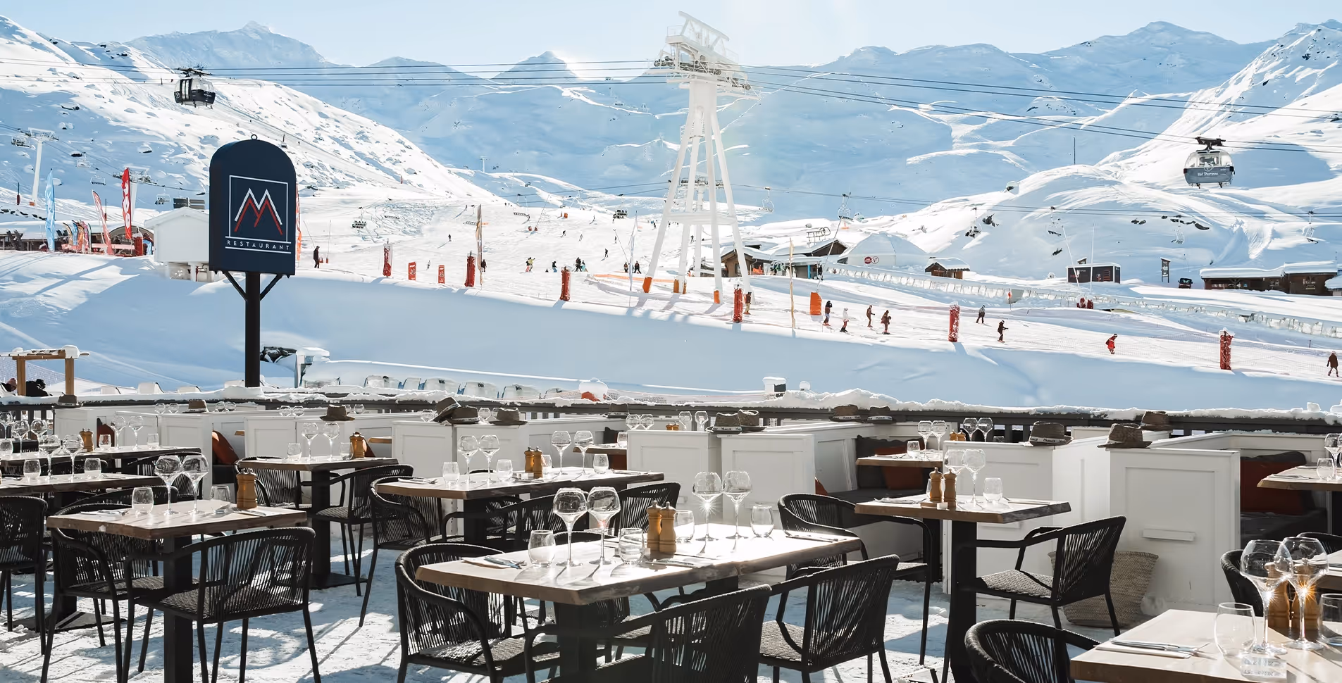 La terrasse du restaurant le M avec une vue sur les pistes