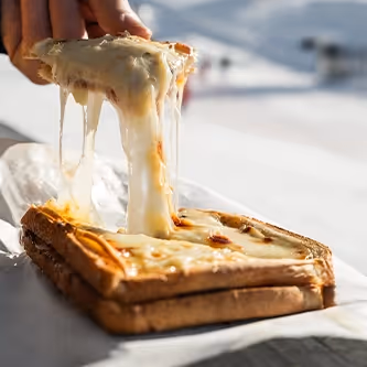 Croque Truffe du groumet snack attrapé à la main avec filet de fromage fondant