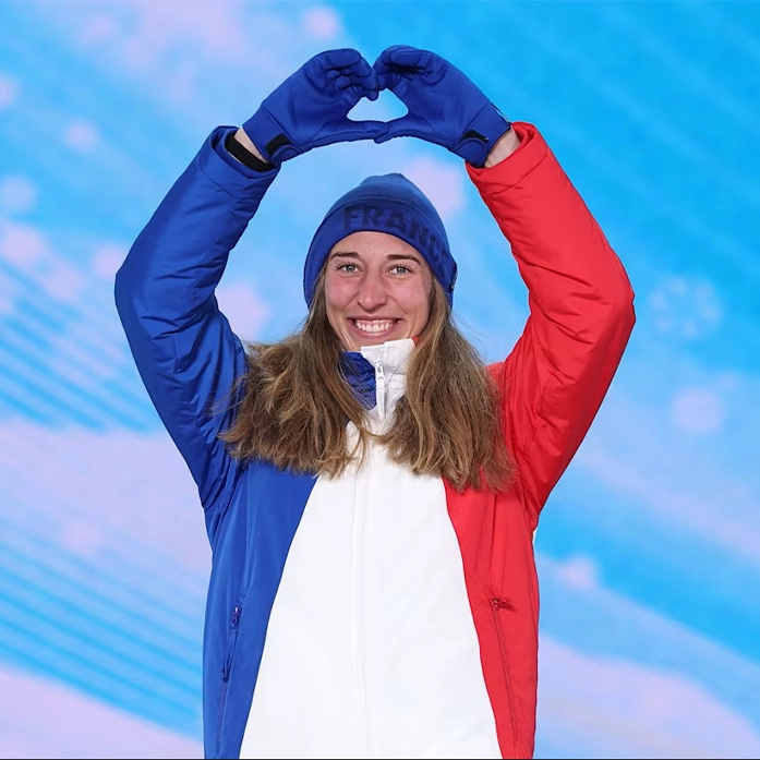Chloe Trespeuch célébrant sa médaille au Jeux Olympiques de Pekin en 2022