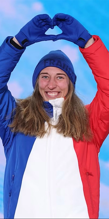 Chloe Trespeuch célébrant sa médaille au Jeux Olympiques de Pekin en 2022