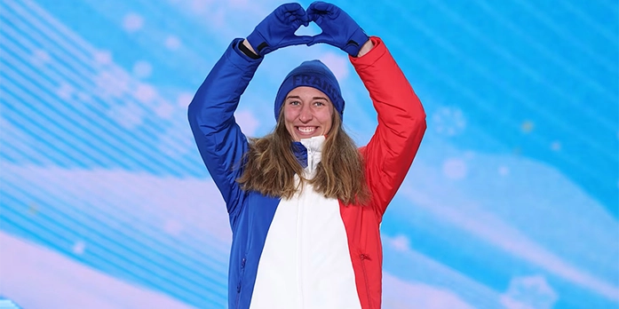 Chloe Trespeuch célébrant sa médaille au Jeux Olympiques de Pekin en 2022