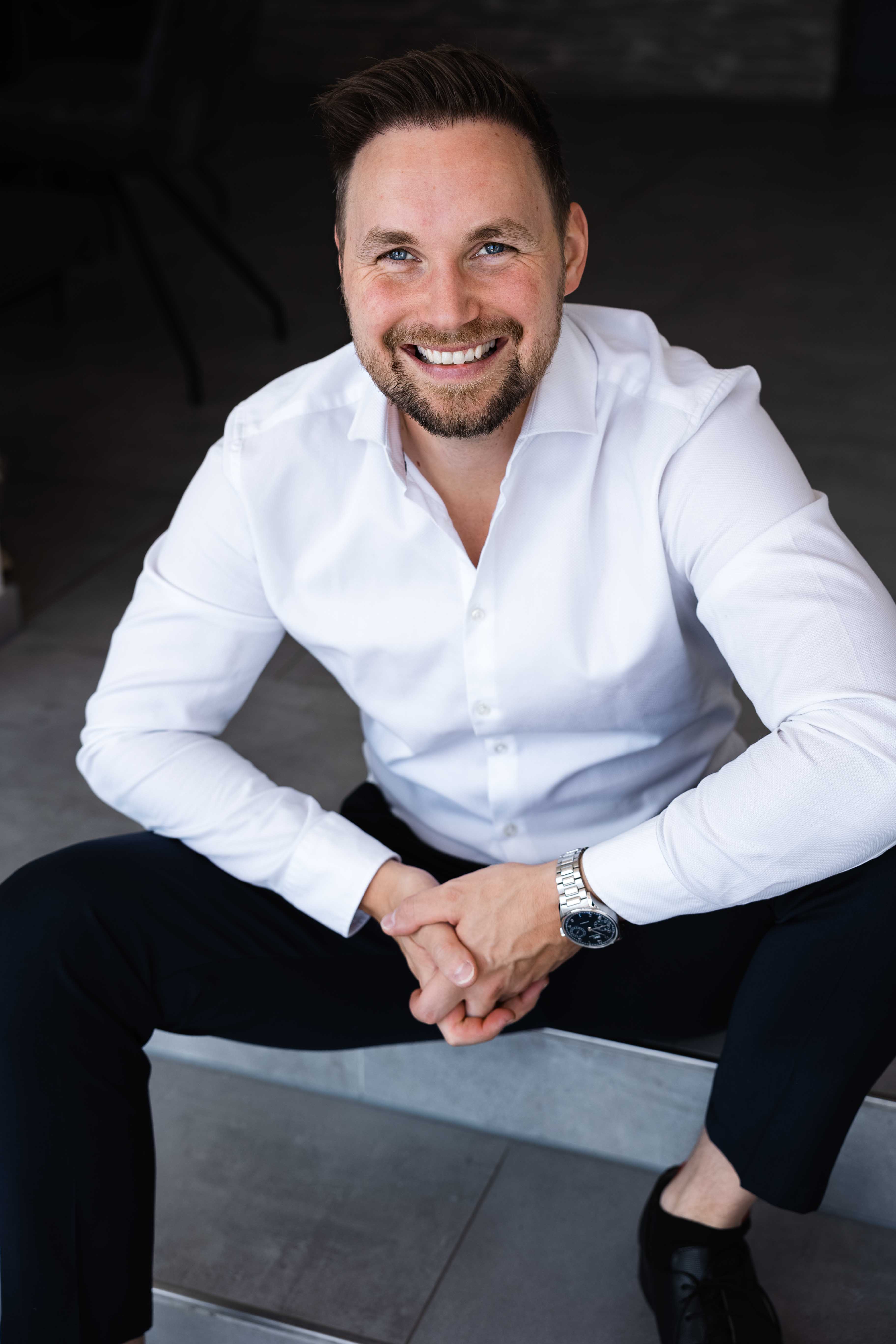 Business Portrait von einem Mann mit Hemd.