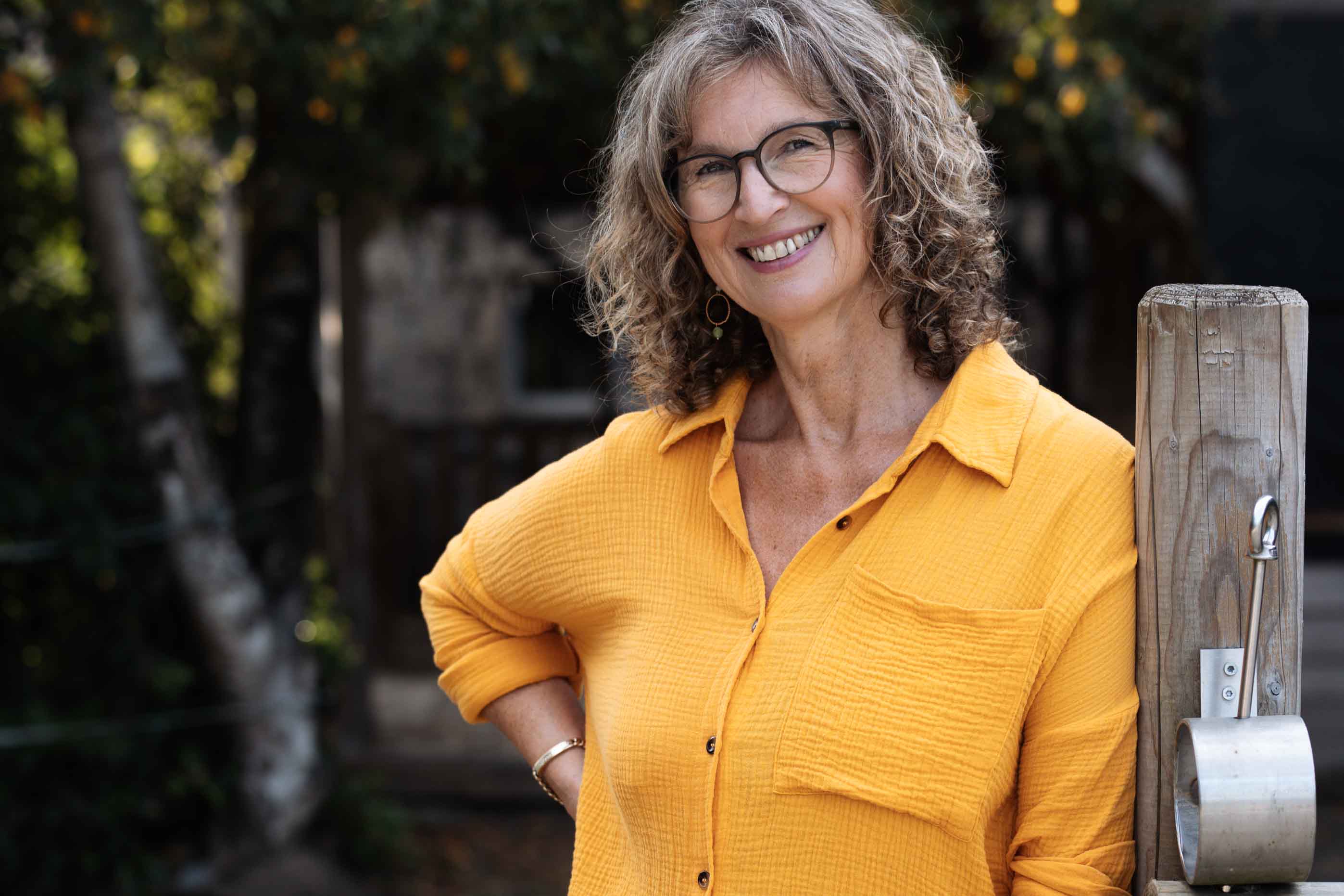 Pferdecoach lächelt in die Kamera.