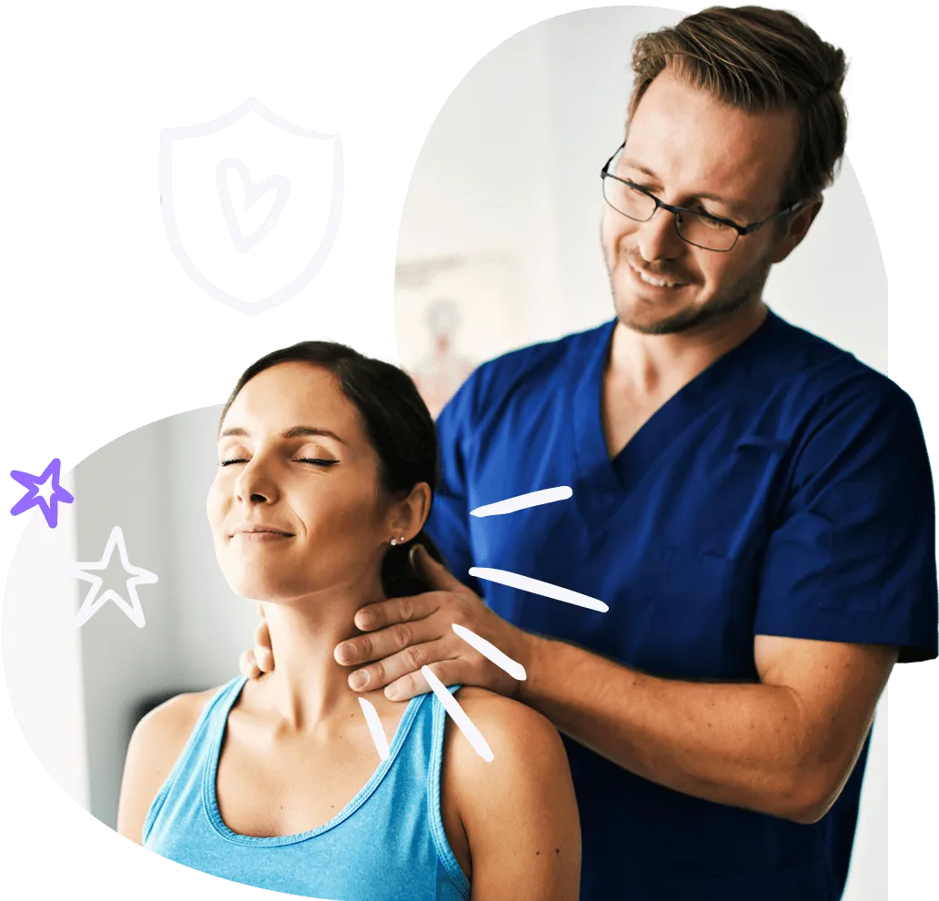 Ein Physiotherapeut massiert den Nacken einer Frau.