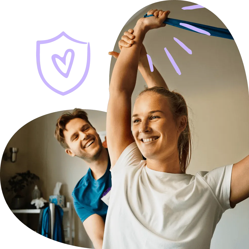 Eine Frau erhält Hilfestellung durch einen Physiotherapeuten, während sie ein Stretchingband benutzt.