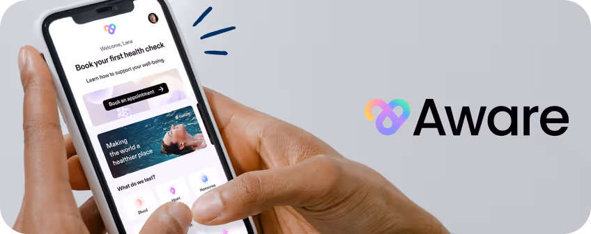 Smartphone mit geöffneter Aware-App in einer Hand, Symbol für digitale Gesundheitsservices im Rahmen der vitolo Partnervorteile.