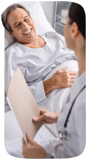 Lächelnder Patient im Gespräch mit einer Ärztin – steht für die Sicherheit und Fürsorge durch den Krankenzusatzschutzes.