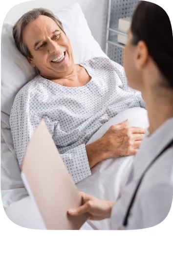 Lächelnder Patient im Gespräch mit einer Ärztin – steht für die Sicherheit und Fürsorge durch den Krankenzusatzschutzes.