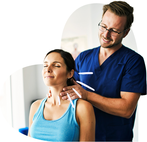 Ein Physiotherapeut massiert den Nacken einer Frau.