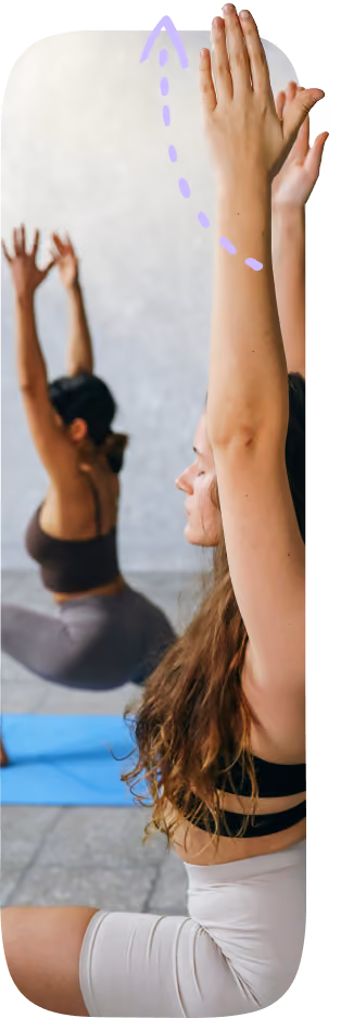 Eine Gruppe Frauen macht Yoga-Übungen.