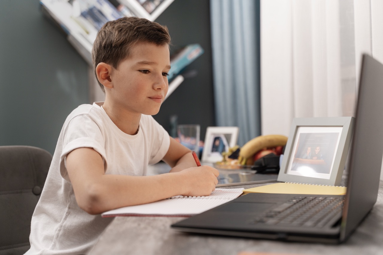 Not all “educational” apps truly educate—many are just disguised entertainment filled with ads, addictive features, or low-quality content. While the best apps can reinforce school concepts, build problem-solving skills, and encourage self-paced learning, poor-quality ones can lead to excessive screen time, eye strain, reduced real-world learning, and frustration. Parents should evaluate app quality by checking age-appropriateness, clear learning outcomes, and expert reviews, then track usage to ensure it aligns with learning goals. Pairing app-based lessons with real-life activities boosts retention. Tools like ParentVerse can limit screen time, block low-value apps, monitor usage across devices, and ensure a healthy balance between tech and offline learning—turning screen time into meaningful learning time.